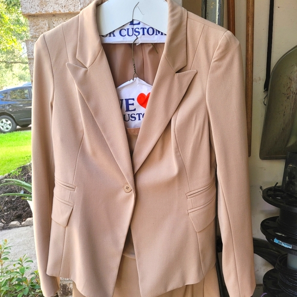Two piece skirt suit. NY&Co size 10 - Picture 1 of 2